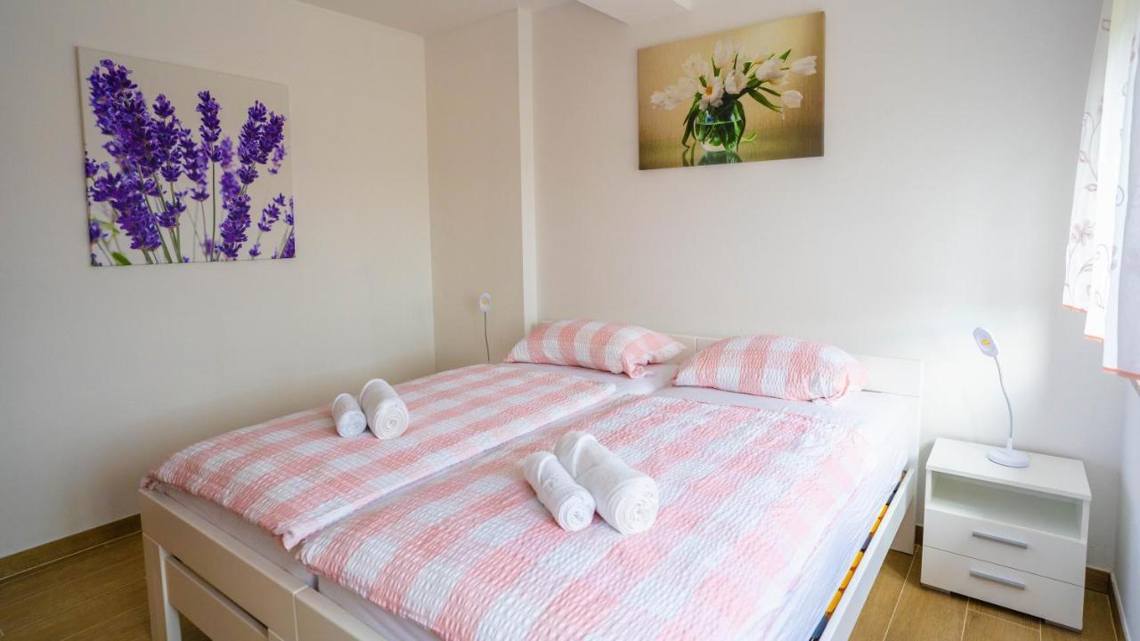 Apartma Tri Oljke Доброво Екстериор снимка
