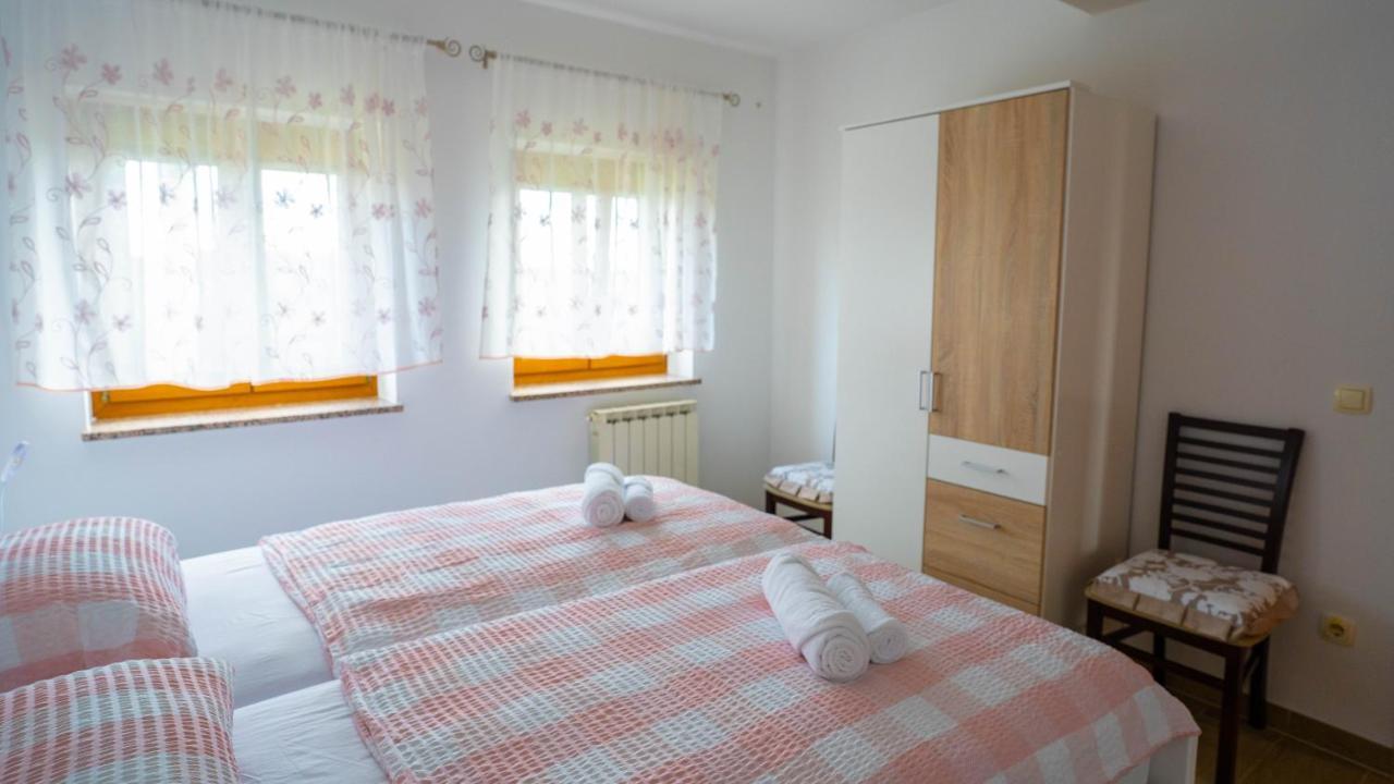 Apartma Tri Oljke Доброво Екстериор снимка
